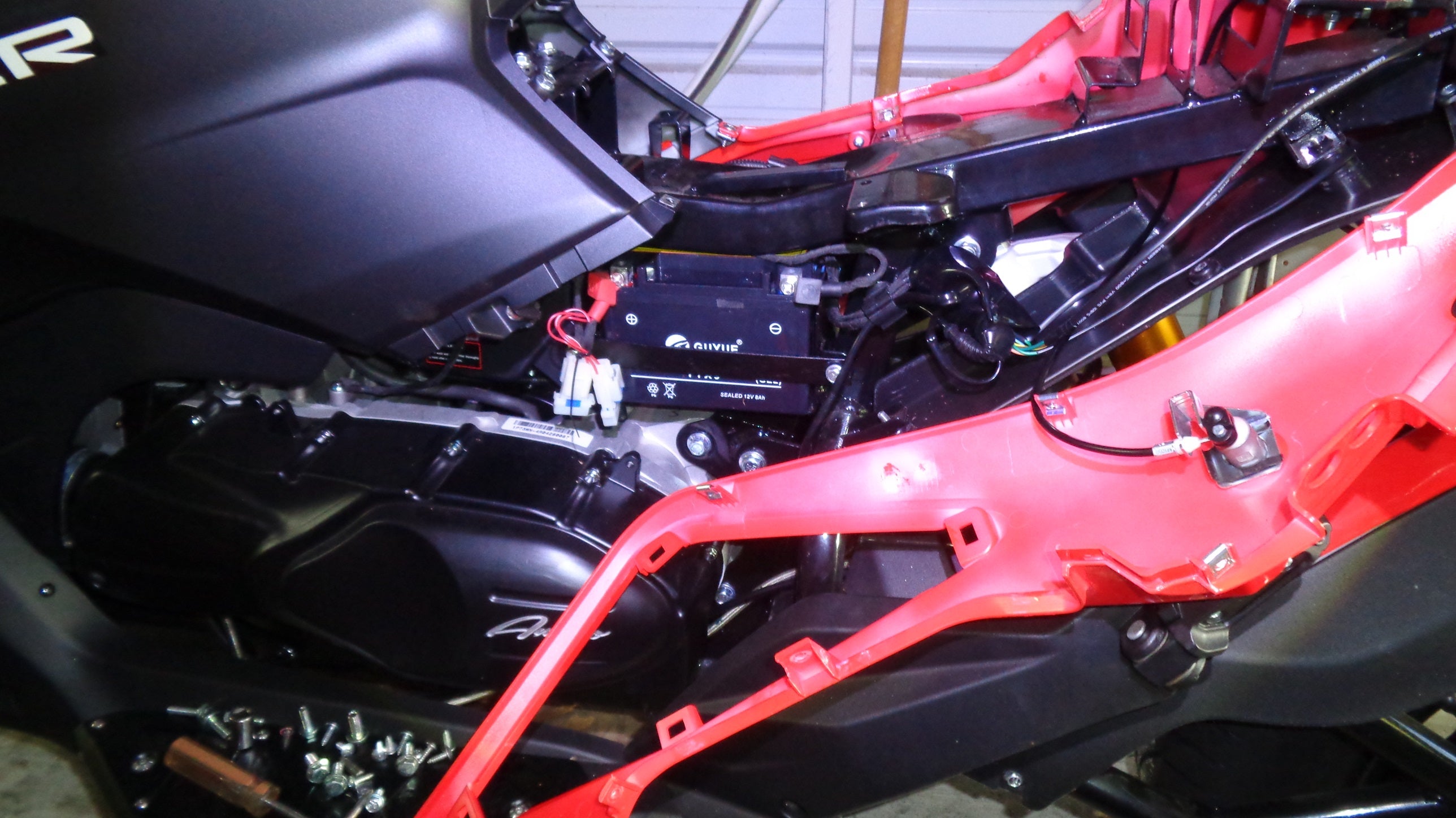 Battery compartment for the amigo 300cc Tryker trike