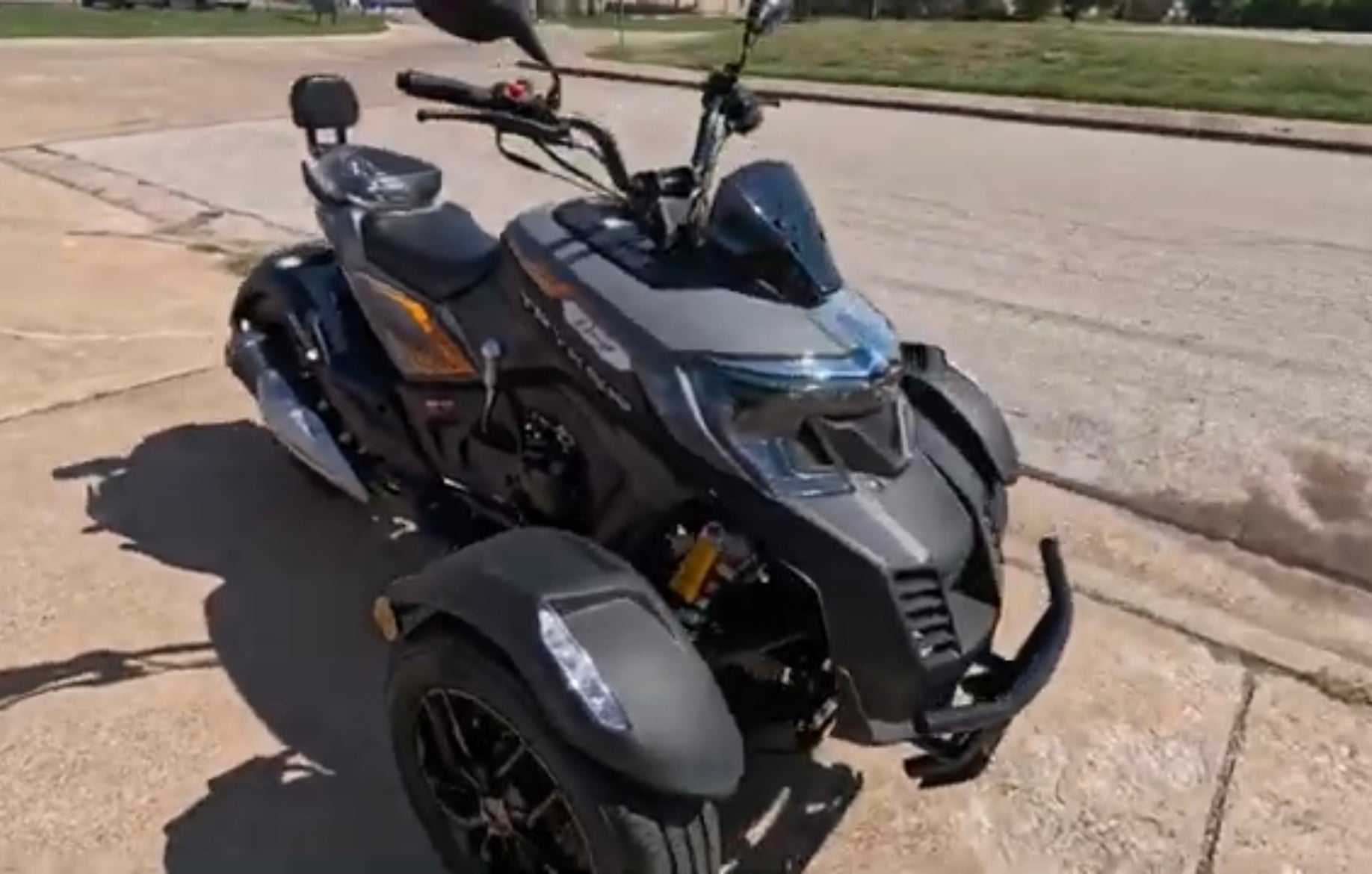 300cc EFI Tryker Trike Scooter Gas Moped Fully Automatic with Reverse - Amigo Tryker 300