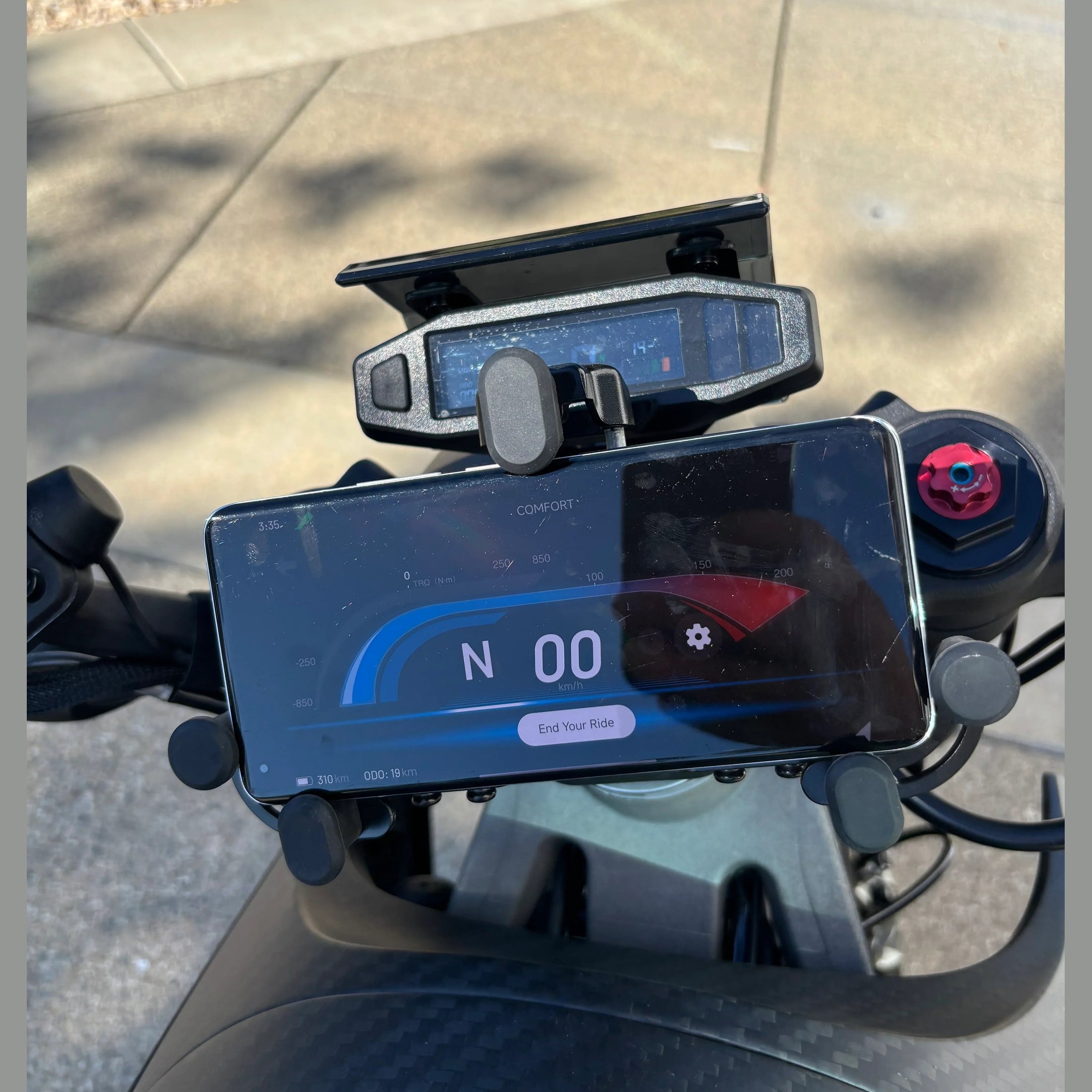 DAVINCI DC100 handlebar smartphone mount showing digital dashboard Comfort mode display