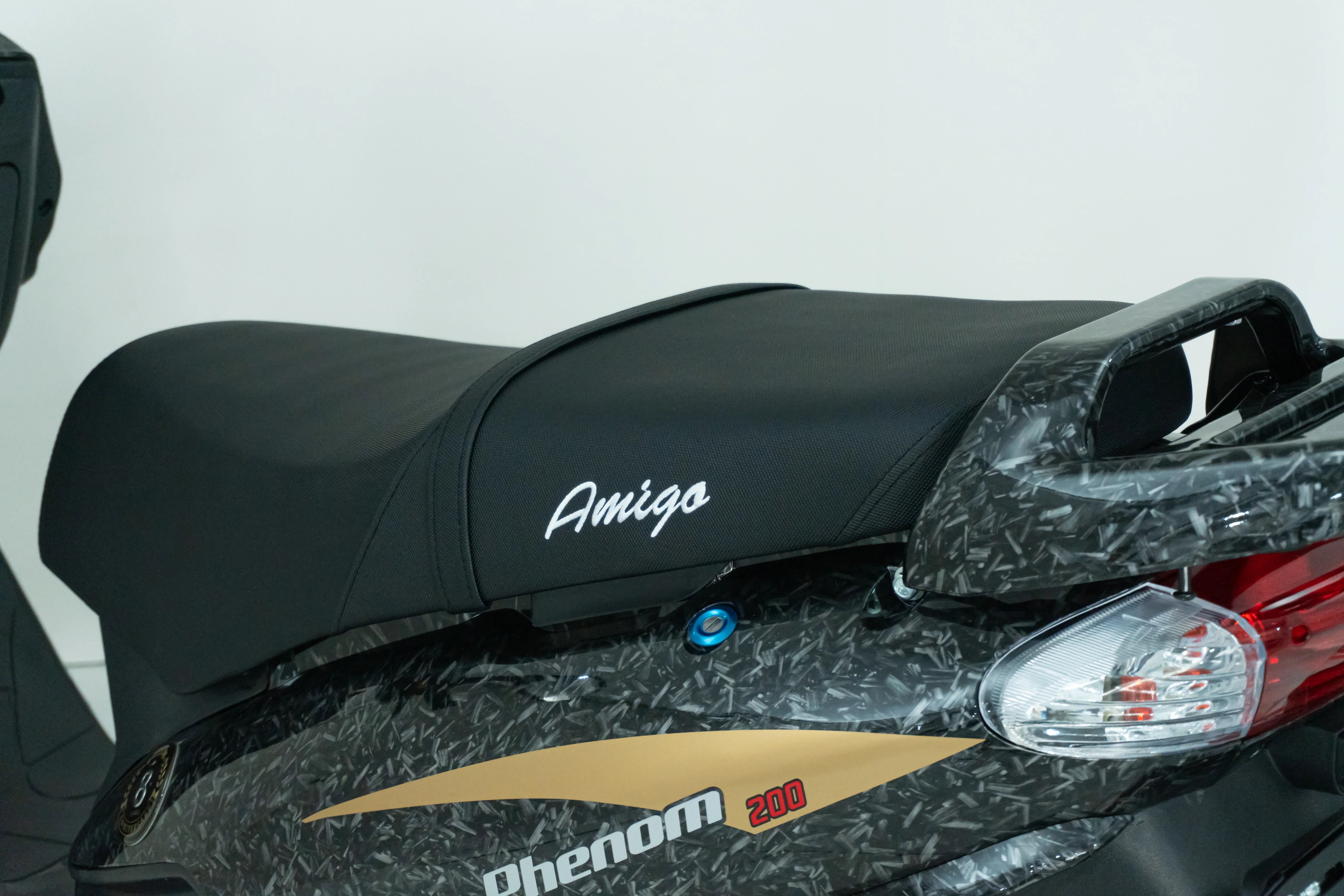 Amigo Phenom 200 scooter with black seat and carbon fiber design