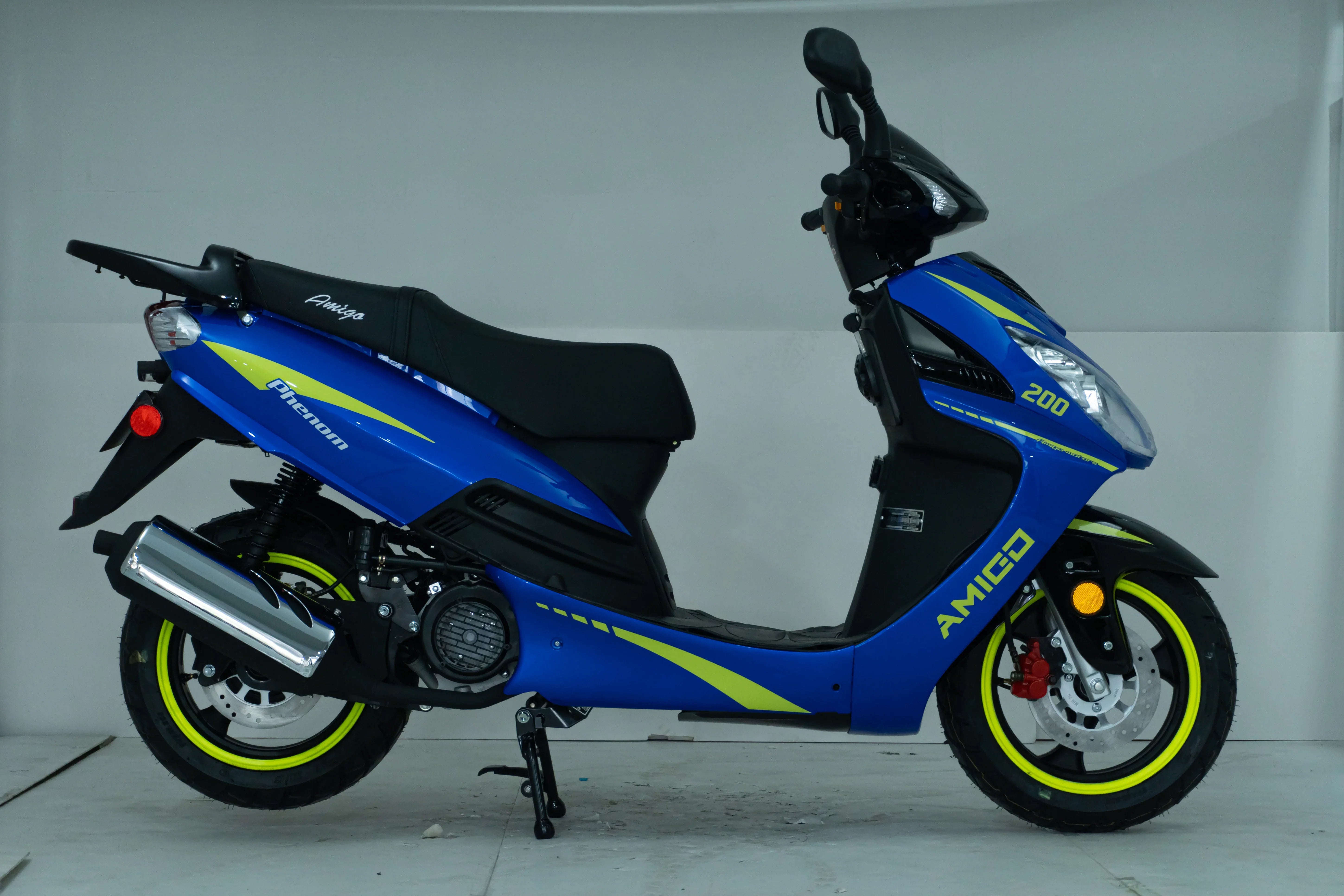 Blue and neon yellow Amigo 200 scooter with sporty design and disc brakes