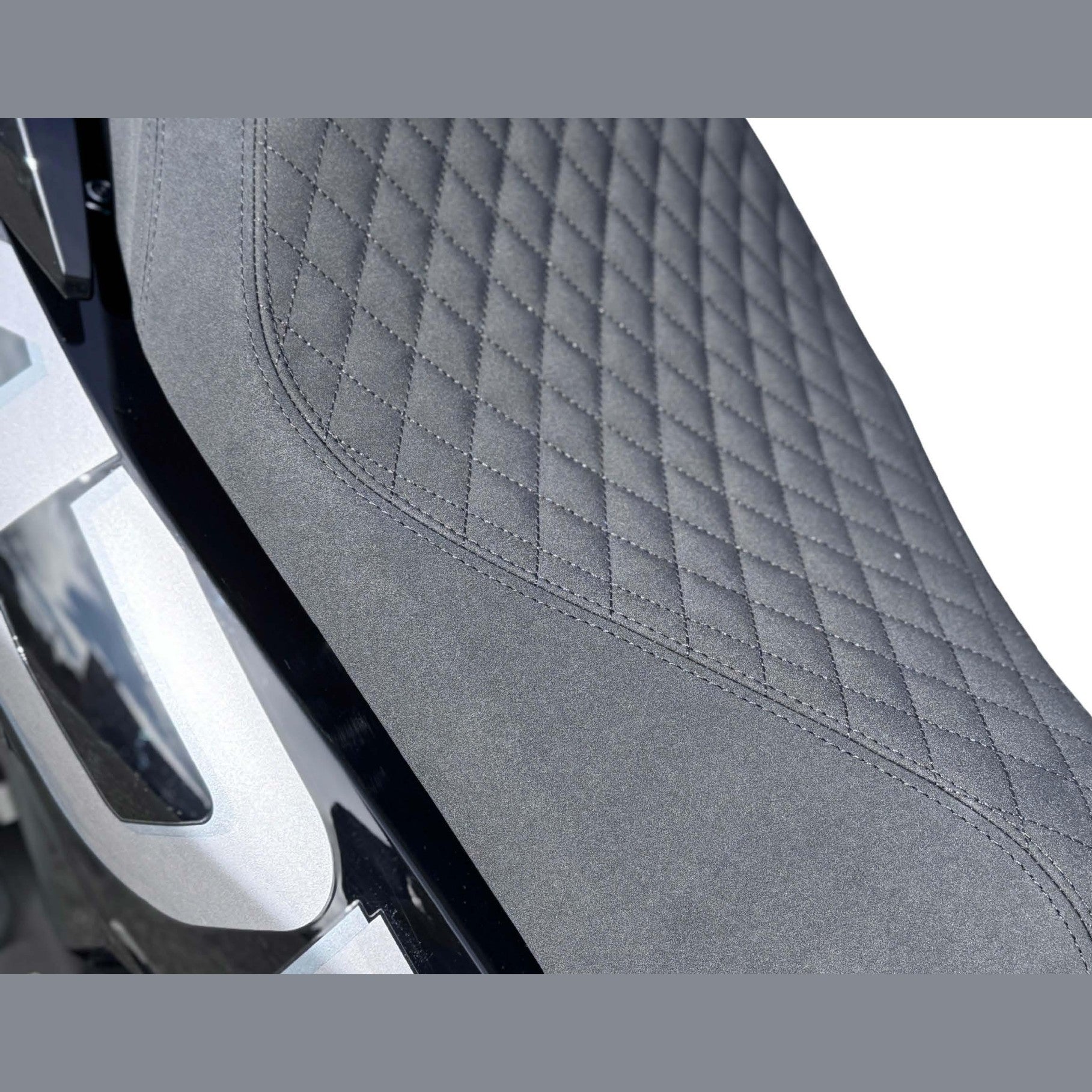 Amigo Adviser 200 LT scooter quilted diamond-stitch seat texture detail