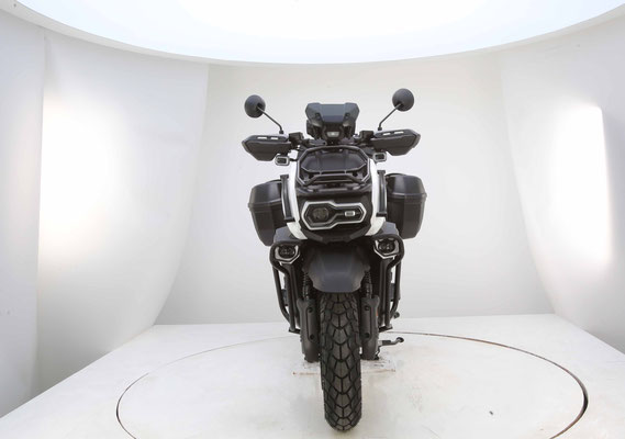 Front photo of TANK 200 EFI PRO DELUXE scooter on a white platform with a white background