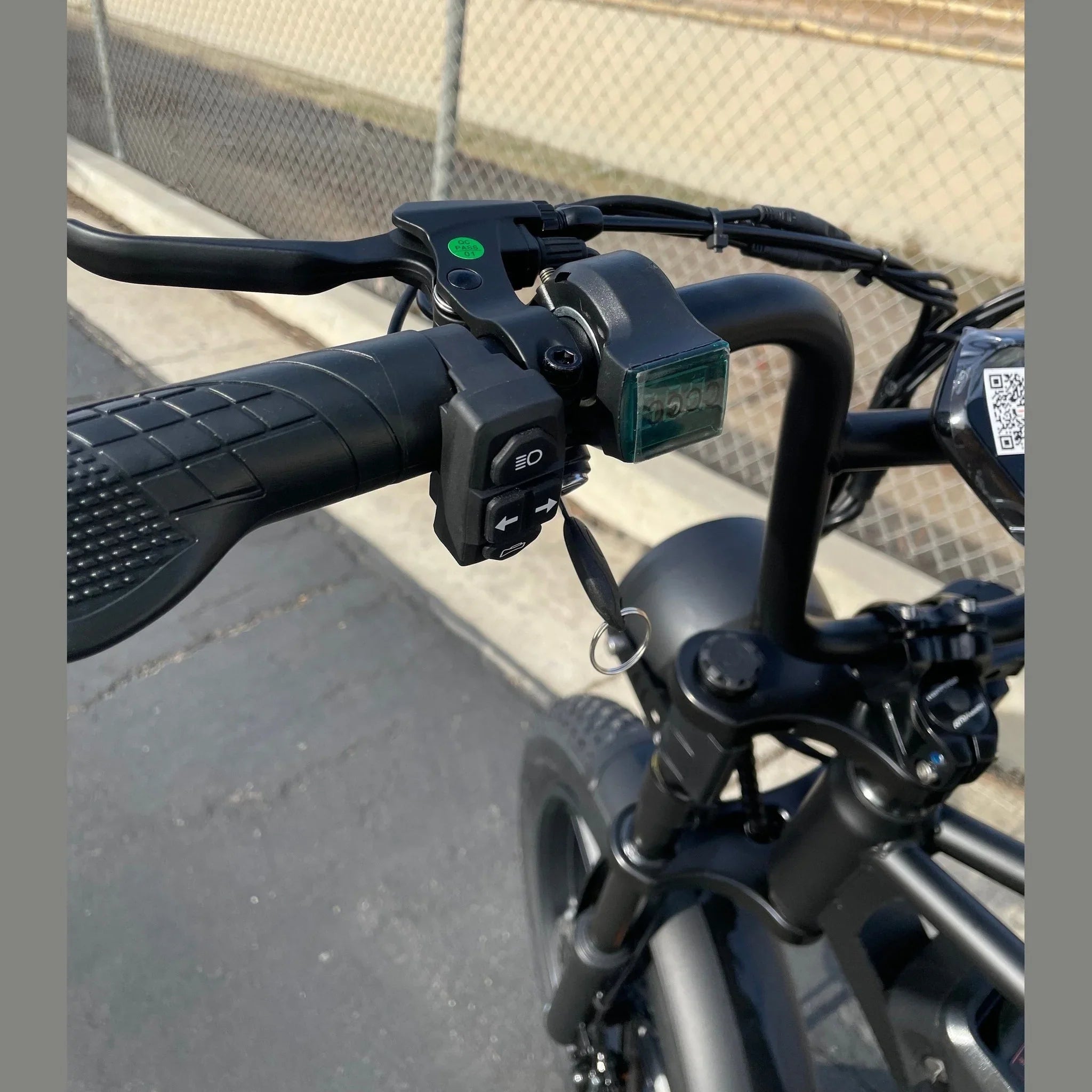 Handlebar controls and thumb buttons on Happy Run G50 e-bike