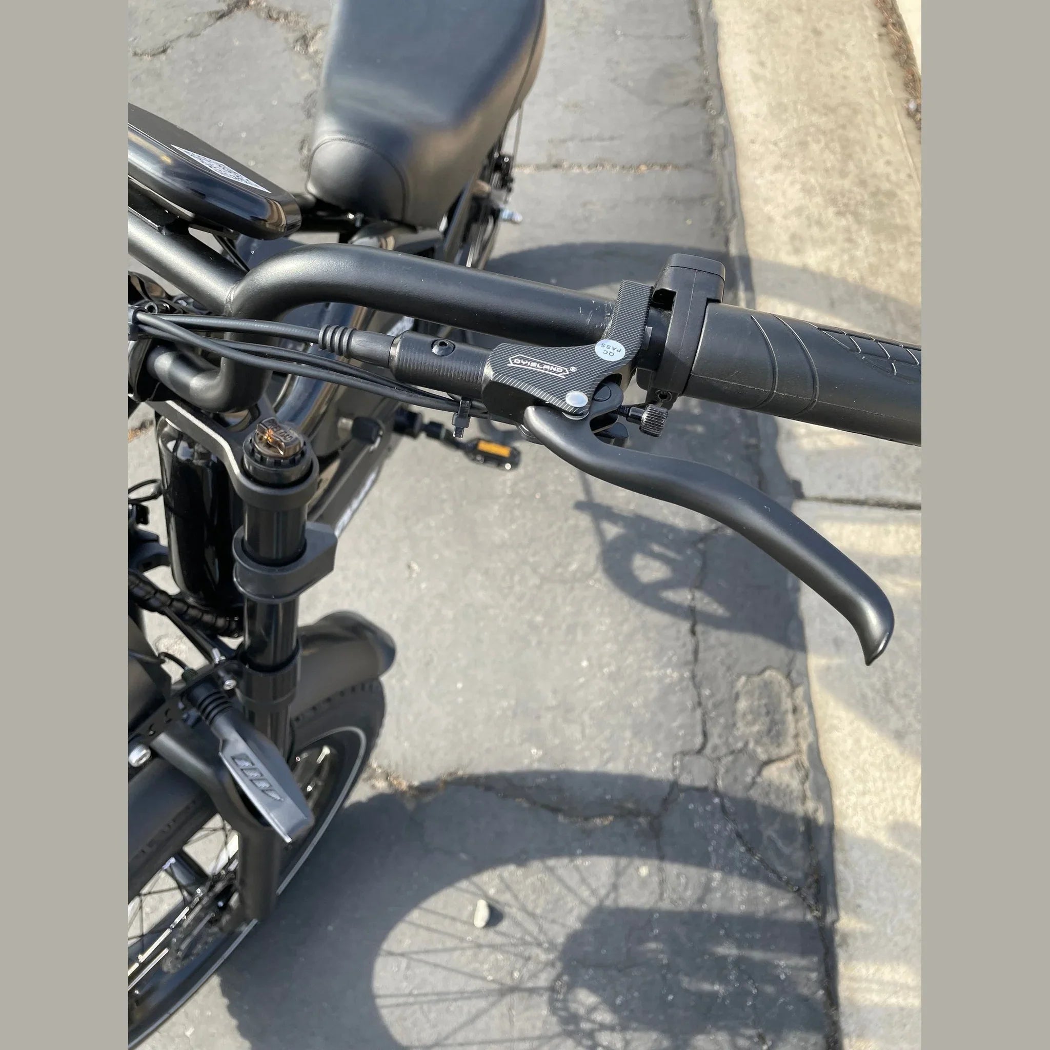 HappyRun G70 left handlebar grip and brake lever logo detail