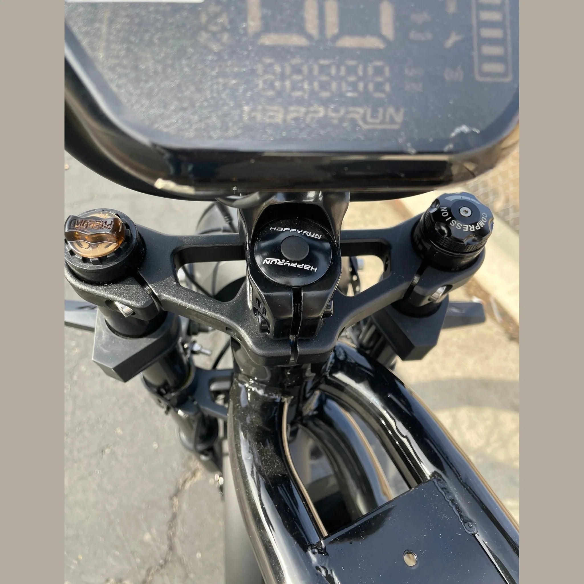 Top-down view of HappyRun G70 display screen and fork knobs